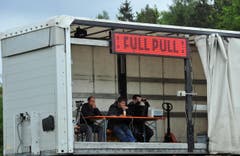 Tractor Pulling auf dem Iselisberg: Die Jury sitzt im Trockenen. (Bild: Nana do Carmo)
