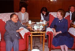 Die mächtigste Frau der Welt und einer der mächtigsten Männer der Welt genehmigen sich ein Tässchen Tee: Margaret Thatcher und Deng Xiaoping, Leiter der Kommunistischen Partei Chinas (1982). (Bild: Keystone)