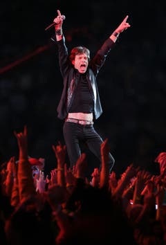 Platz 6: The Rolling Stones. Die Briten können's einfach: Mick Jagger und seine Mitstreiter heizten dem Publikum 2006 auf einer riesigen Bühne in Form ihres Lippenlogos ein. (Bild: MARK J. TERRILL (AP))