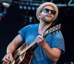 Der deutsche Musiker heizte mit seiner Gitarre ein. (Bild: Reto Martin)