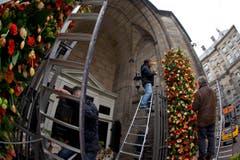 Der Eingang der Nieuwe Kerk, die zum Schloss gehört, wird mit Blumen dekoriert. (Bild: Keystone)