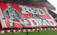 Der enthauptete Ex-Spieler: Im Januar 2015 präsentierten Fans von Standard Lüttich diese geschmacklose Choreographie. (Bild: Keystone)
