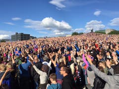 Grossaufmarsch am Public Viewing für den Match Island - Frankreich. (Bild: Marion Loher)