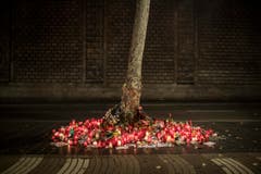 Barcelona wird im August von einem Terroranschlag heimgesucht. Ein Attentäter ist mit einem Lieferwagen durch eine Menschenmenge auf dem berühmten Boulevard Las Ramblas gefahren. Bei der Tat wurden 14 Menschen getötet und mindestens 118 Menschen verletzt. Der IS bezichtigt sich selber des Anschlags. (Bild: SANTI PALACIOS (AP))