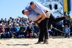 Arnold Forrer (rechts) gegen den Ottenberger Domenic Schneider. (Bild: Keystone)