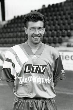 Da ahnte noch keiner, dass dieser junge Mann einmal den FC Basel trainieren würde: Urs Fischer Anfang der 1990er-Jahre im Dress des FC St.Gallen. (Bild: Archiv/St.Galler Tagblatt)