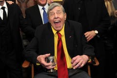 «Ah, eine Kamera»: Typische Reaktion von Jerry Lewis, festgehalten am 8. Februar 2016 ian seinem 90. Geburtstag in New York. (Bild: Keystone/AP)