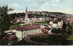 Die Ruckhaldekurve und im Hintergrund der Güterbahnhof mit der Vonwilbrücke sowie der neu gebauten St.Otmar-Kirche. Ansichtskarte nach 1908. (Bild: Stadtarchiv der Ortsbürgergemeinde St.Gallen)