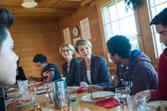 Danach ass die Bundesrätin mit minderjährigen Flüchtlingen zu Mittag. (Bild: Ralph Ribi)