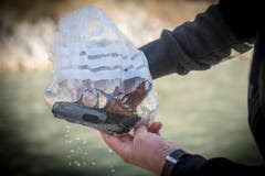 Polizeitaucher der Kantonspolizei St.Gallen während einer Einsatzübung am Walensee. Bei der Übung wird ein Kleinwagen versenkt und anschliessend geborgen (Bild: Urs Bucher)