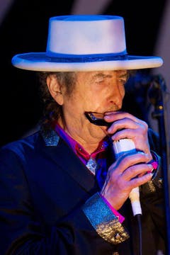 Dylan 2011 bei einem Konzert in Vietnam. Einige von Dylans Songs wurden während den Protestbewegungen gegen den Vietnamkrieg in den 1960er-Jahren zu Friedenshymnen. (Bild: Keystone)