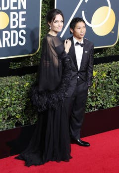 Angelina Jolie erscheint mit ihrem Sohn Pax Thien. (Bild: Keystone)