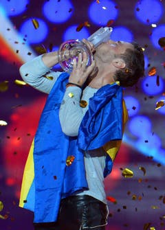 Mans Zelmerlöw küsst die Siegertrophäe. (Bild: Keystone)