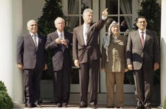 Von links: König Hussein I., Yitzhak Rabin, Bill Clinton, Yassir Arafat und Hosni Mubarak. (Bild: Keystone)