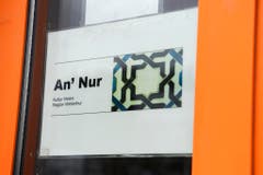 ARCHIV - ZUR VORAUSSICHTLICHEN SCHLIESSUNG DER AN'NUR MOSCHEE IN WINTERTHUR STELLEN WIR IHNEN DIESES ARCHIVBILD ZUR VERFUEGUNG - Der Eingang der An'Nur-Moschee in Winterthur am Dienstag, 17. November 2015. Laut dem Syrien-Kenner Kurt Pelda, der intensive Recherchen getaetigt hat, soll es im Umfeld der An'Nur-Moschee eine Zelle des IS geben. Den Recherchen zufolge soll vor Kurzem eine weitere Person von Winterthur nach Syrien gereist sein. Die Maenner die nach Syrien gereist seien, sollen Jihadisten sein, die in der Moschee in Winterthur rekrutiert worden seien. (KEYSTONE/Walter Bieri) (Bild: Keystone)