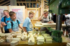 Die Arbeit mit Holz macht Spass. (Bild: Urs Bucher)