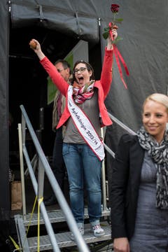 Die neue Apfelkönigin zeigt ihr Freude hemmungslos. (Bild: Benjamin Manser)