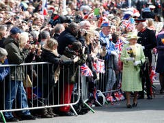 Beliebt wie eh und je: Die Queen bei ihren Untertanen. (Bild: Keystone)