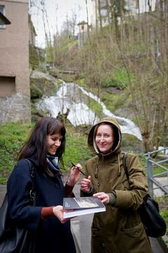 Künstlerin Maria Eichhorn (r.) gibt ein Autogramm. (Bild: Urs Bucher)