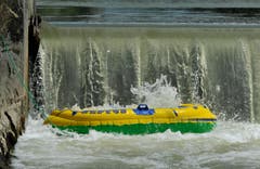 Das Gummiboot wird den Kräften des Wassers überlassen. (Bild: Reto Martin)