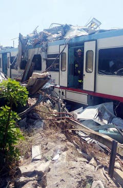 At least 10 dead as two trains collide in southern Italy (Bild: Keystone)