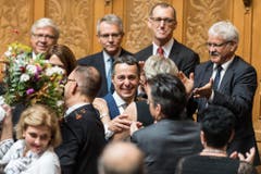 Ignazio Cassis, FDP-TI, Mitte, freut sich über seine Wahl. (Bild: Keystone)