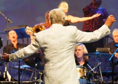 Bandleader und Komponist James Last begeistert das Publikum im Zürcher Hallenstadion. (Bild: Keystone)