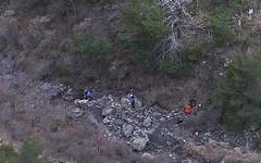 Eine Aufnahme aus dem Fernsehen: Rettungskräfte beim Unfallgelände. (Bild: Keystone)