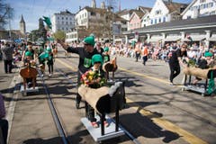 St.Galler Schulkinder werden in selbstgebastelten Trojanerpferden durch die Strassen geschoben. (Bild: Urs Jaudas)