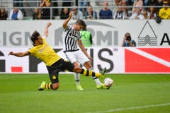 Mats Hummels hechtet nach dem Ball. Alvaro Morata hat die besseren Chancen. (Bild: Ralph Ribi)