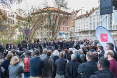 Viele liessen sich die Siegesfeier von Paul Rechsteiner nicht entgehen. (Bild: Hanspeter Schiess)