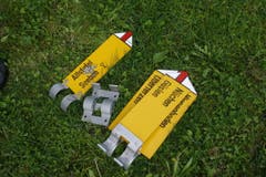 Wir starten auf 1156 Metern über Meer in Rüedisboden, oberhalb von Quarten. Erst werden die alten Wegweiser abmontiert. (Bild: Jolanda Riedener)