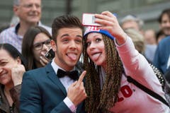 Luca Hänni posiert mit einem weiblichen Fan . (Bild: Keystone)