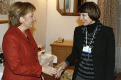 Starke Frauen unter sich: Micheline Calmy-Rey mit der deutschen Kanzlerin Angela Merkel. (Bild: Keystone)
