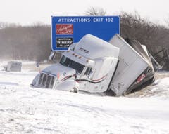 Ein verunfallter Truck. (Bild: Keystone)