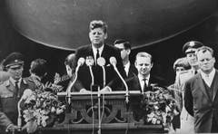 Der amerikanische Präsident John F. Kennedy hält am 26. Juni 1963 seine berühmte Rede mit dem Ausspruch "Ich bin ein Berliner" in Berlin. (Bild: Keystone)
