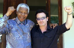 2002 besucht U2-Sänger Bono Nelson Mandela in Johannesburg. (Bild: Keystone)