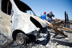 Polizisten inspizieren die Brandruine. (Bild: Urs Bucher)