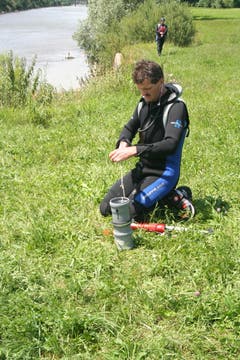 Bruno Schnyder, Feldwebel der Seepolizei, bereitet das Flussrettungsgerät vor. (Bild: Martin Knoepfel)