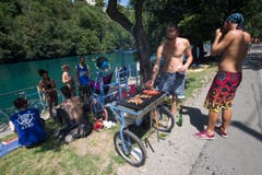 Ein Barbecue am Rhonestrand. (Bild: Keystone)