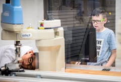 Arbon TG - Begabte Kinder nehmen am Berufsbildungszentrum Arbon an einem Förderkurs zum Thema Robotik teil. (Bild: Reto Martin)