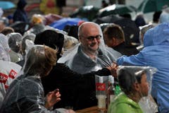 Trotz Regen liess sich das Publikum die Stimmung nicht verderben. (Bild: Reto Martin)