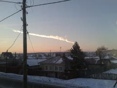 Morgenrot und Meteoritenregen über dem russischen Dorf Bolshoe Sidelnikovo. (Bild: Keystone)