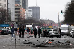 Polizisten machen sich nach der Explosion an die Arbeit. (Bild: Keystone)