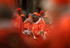 Der nigerianische Kardinal Peter Kodwo Appiah Turkson (Mitte) während der Messe in der Petersbasilika. (Bild: Keystone)