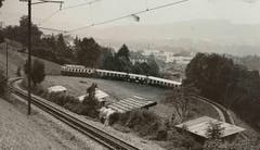 Das "Gaiserbähnli" in den frühen 1980er-Jahren in der Ruckhaldekurve. Am Gleis im Vordergrund die Hüttchen des Familiengartens Ruckhalde. (Bild: Stadtarchiv der Ortsbürgergemeinde St.Gallen)