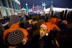 Wer auf den Roten Platz in Moskau will, wird genau kontrolliert - die Attentate in Wolgograd lassen grüssen. (Bild: Keystone)