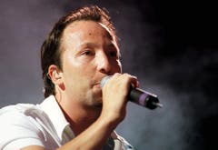 Mit seinen stimmlichen Qualitäten kann DJ Bobo kaum punkten - er macht die fehlende Stimme wett mit eingängigem Sound und gigantischen Bühnenshows. (Bild: Keystone)