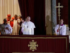 Papst Franziskus winkt den Menschen auf dem Petersplatz zu. (Bild: Keystone)