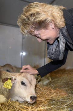 Streicheleinheiten von der Bundespräsidentin. (Bild: Keystone)